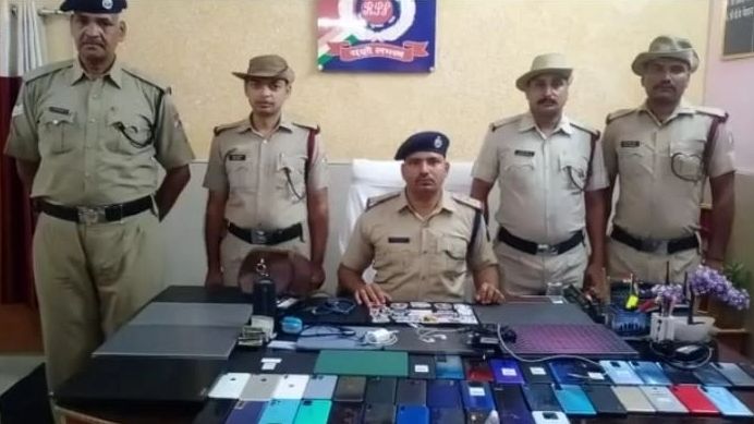 Agra News: आरपीएफ आगरा कैंट को स्टेशन पर मिले दर्जनभर संदिग्ध बैग, जांच शुरू