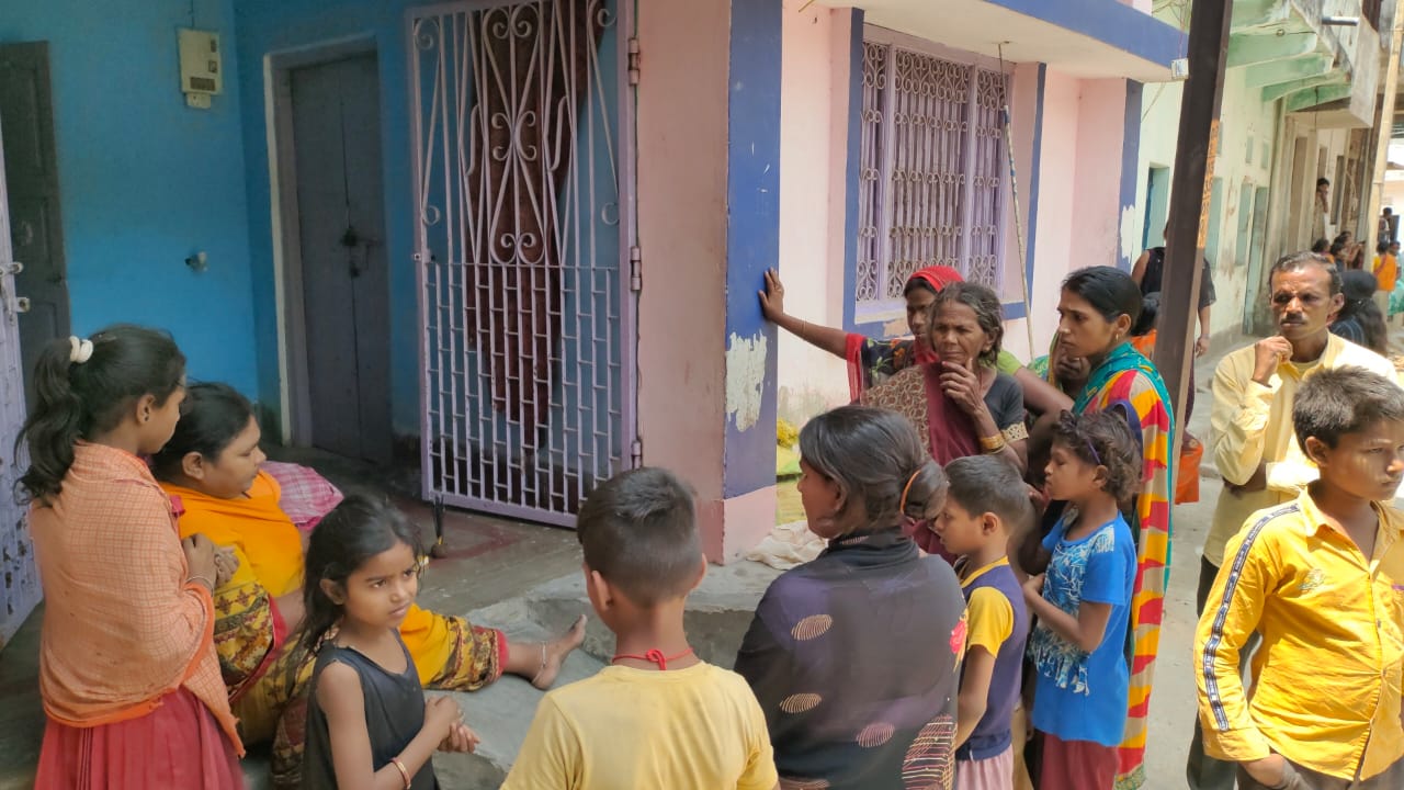 धनबाद : गर्म ओबी की चपेट में आकर महिला झुलसी, हंगामा, दो घंटे काम ठप कराया
