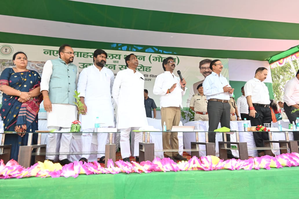 Jharkhand: CM हेमंत ने गोड्डा में किया 17 याेजनाओं का उद्घाटन, 251 की रखी आधारशिला, बांटी परिसंपत्तियां