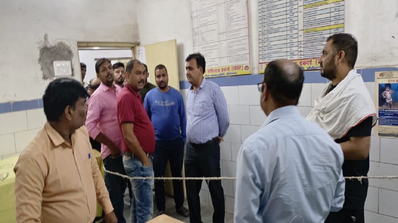 Bihar: औरंगाबाद सदर अस्पताल में आपस में ही भिड़े दो डॉक्टर, रॉड से दौड़ा-दौड़ा कर की पिटाई