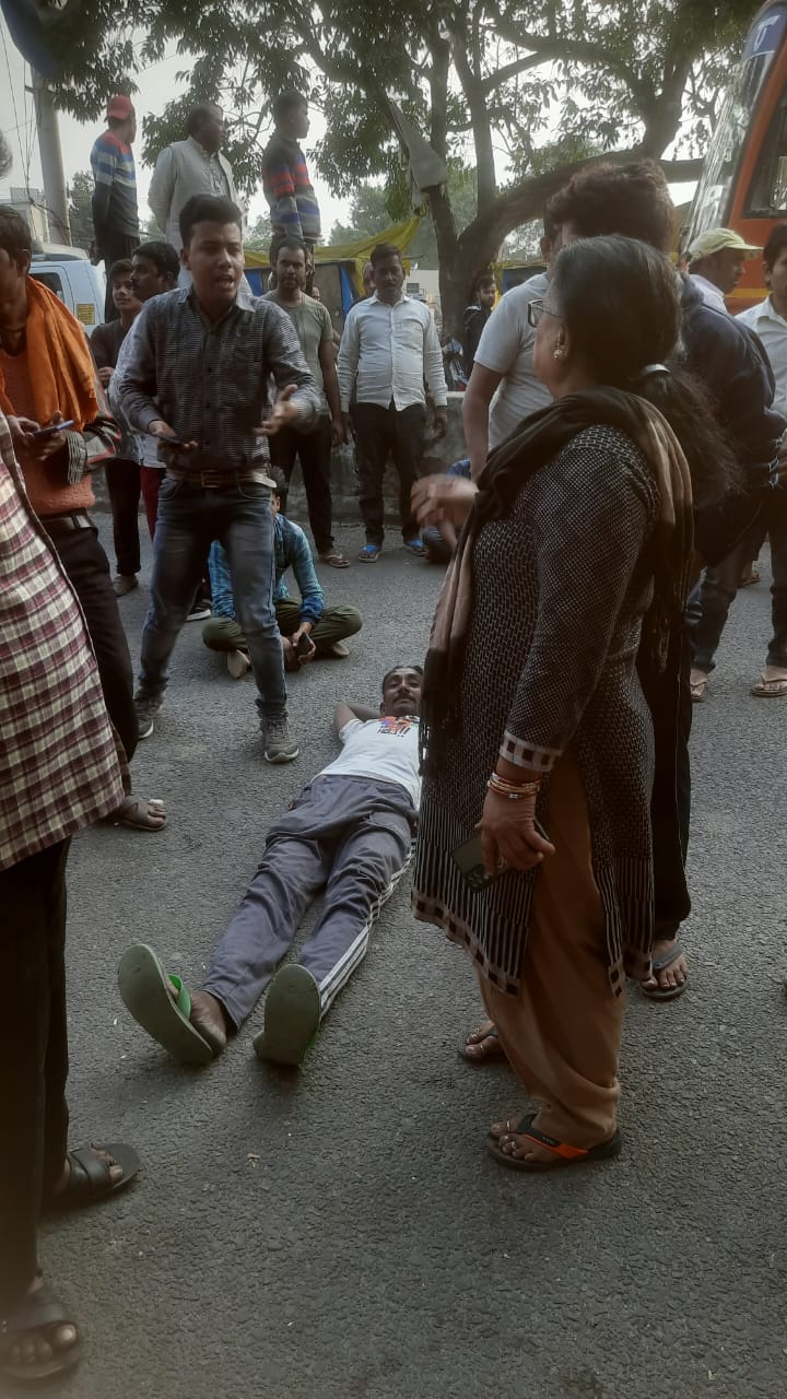 Bareilly News: अतिक्रमण हटाने पहुंची नगर निगम की टीम का विरोध, व्यापारियों ने सड़क पर लेटकर लगाया जाम