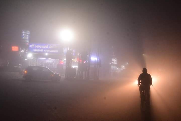 UP Weather Update: लखनऊ, कानपुर सहित अन्य स्थानों में कोहरे का कहर, शीतलहर से फिलहाल नहीं मिलेगी राहत