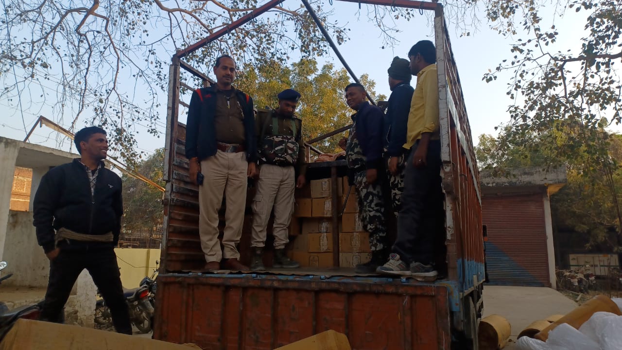Bihar: औरंगाबाद के दाउदनगर-पटना NH-139 मार्ग पर भारी मात्रा में शराब जब्त, होली पर खपाने की थी तैयारी