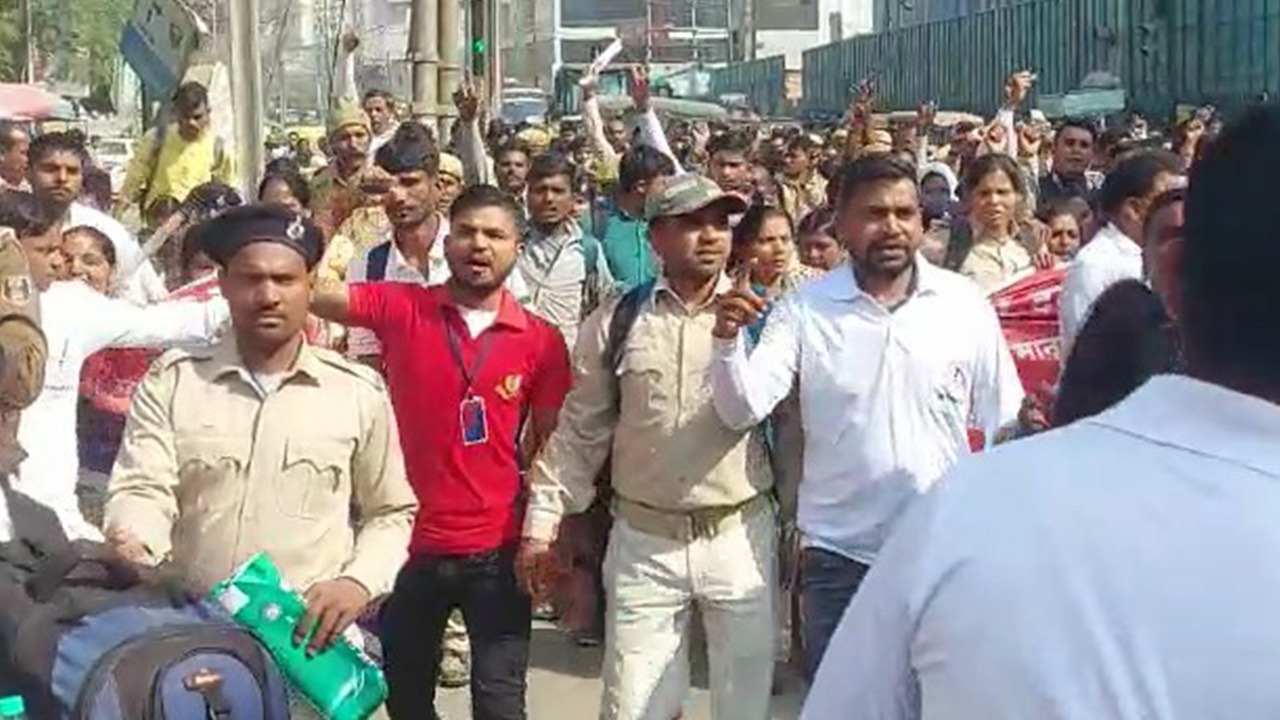 पटना में हजारों की संख्या में सड़क पर उतरे ग्राम रक्षा दल के सदस्य, नौकरी स्थायी करने की मांग