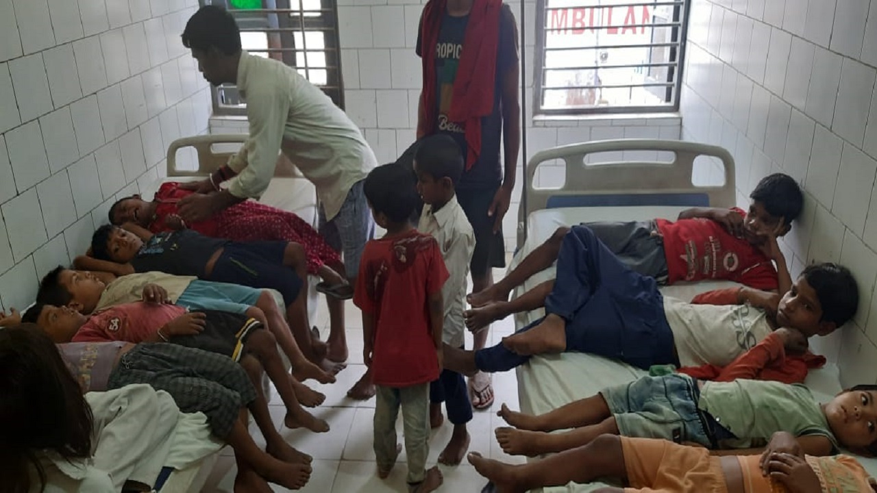 बिहार: छपरा में मिड डे मील की खिचड़ी में गिरी छिपकली, भोजन करके तीन दर्जन बच्चे पड़े बीमार, अस्पताल में भर्ती