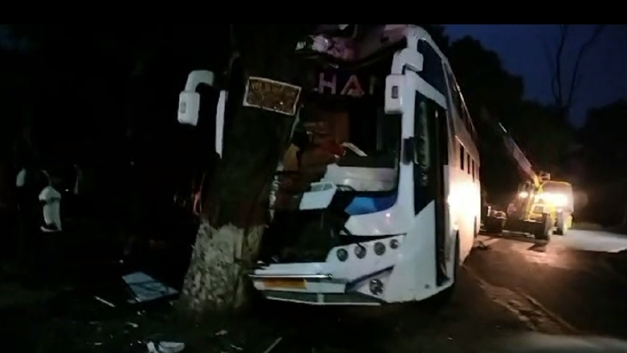 बिहार: छत्तीसगढ़ से आ रही यात्री बस नौबतपुर में दुर्घटनाग्रस्त, 18 यात्री घायल, इलाज के लिए पटना रेफर