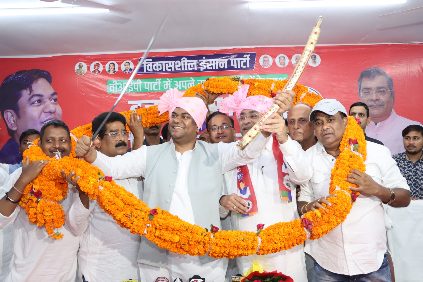 Bihar Politics: पूर्व IPS अधिकारी बीके सिंह मुकेश सहनी की नाव में हुए सवार, जानिए क्यों ली सदस्यता