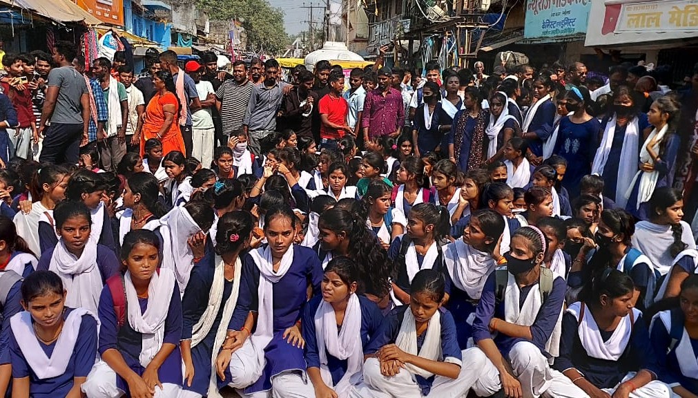 Lakhisarai News: स्कूल से नाम कटने पर सड़क पर उतरी लड़कियां, कहा- ‘पढ़ाई होती नहीं, लड़के छेड़ते हैं…