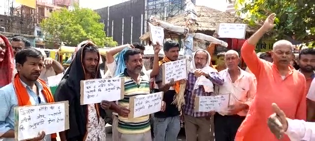 पटना के स्टेशन गोलंबर पर ऑटो चालकों का प्रदर्शन , पेट्रोल, डीजल व सीएनजी के बढ़े दाम से नाराज