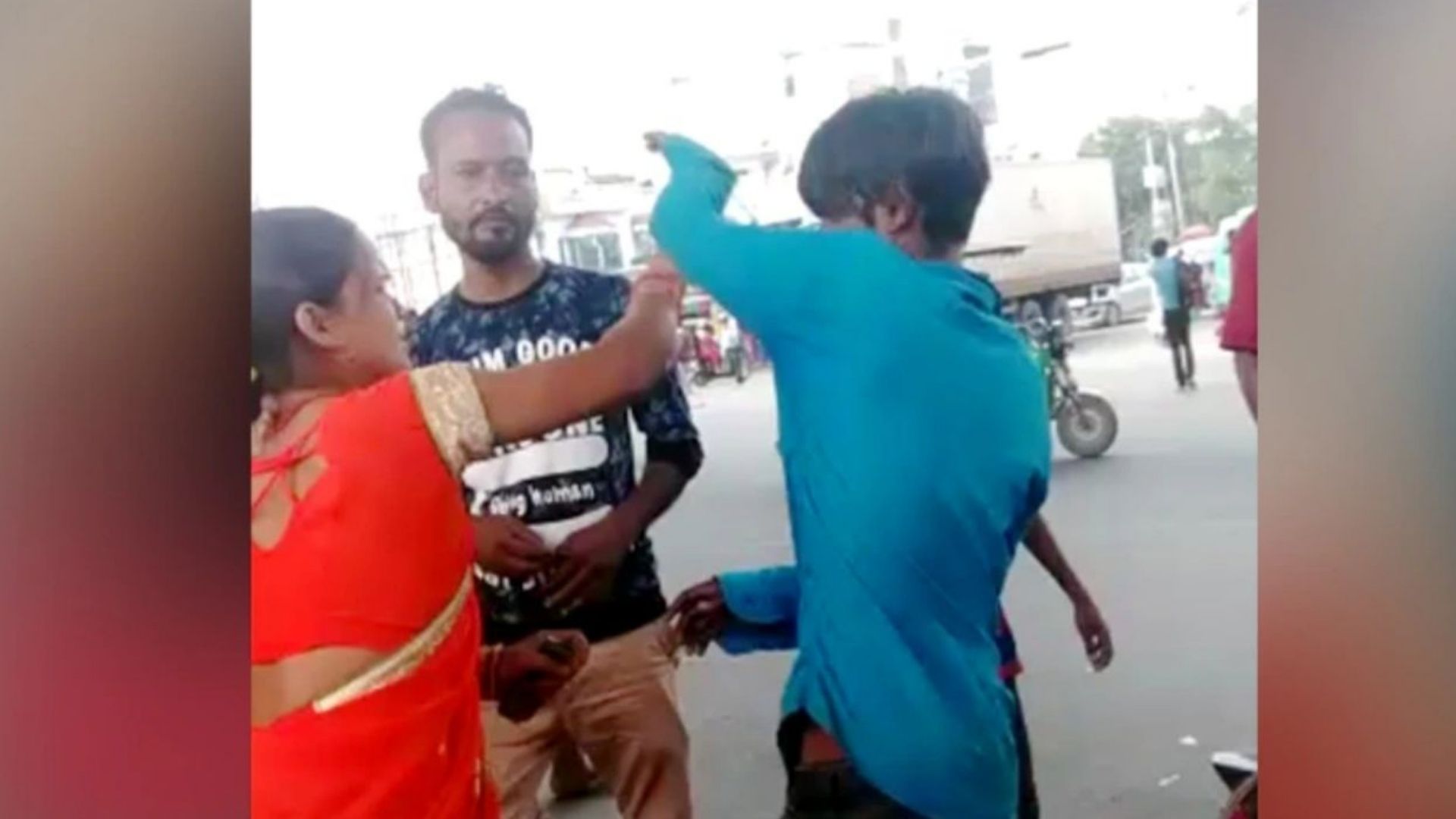 लखनऊ : फिर हुई ड्राइवर की पिटाई, थप्पड़ गर्ल के बाद अब ‘चप्पल लेडी’ का VIDEO VIRAL