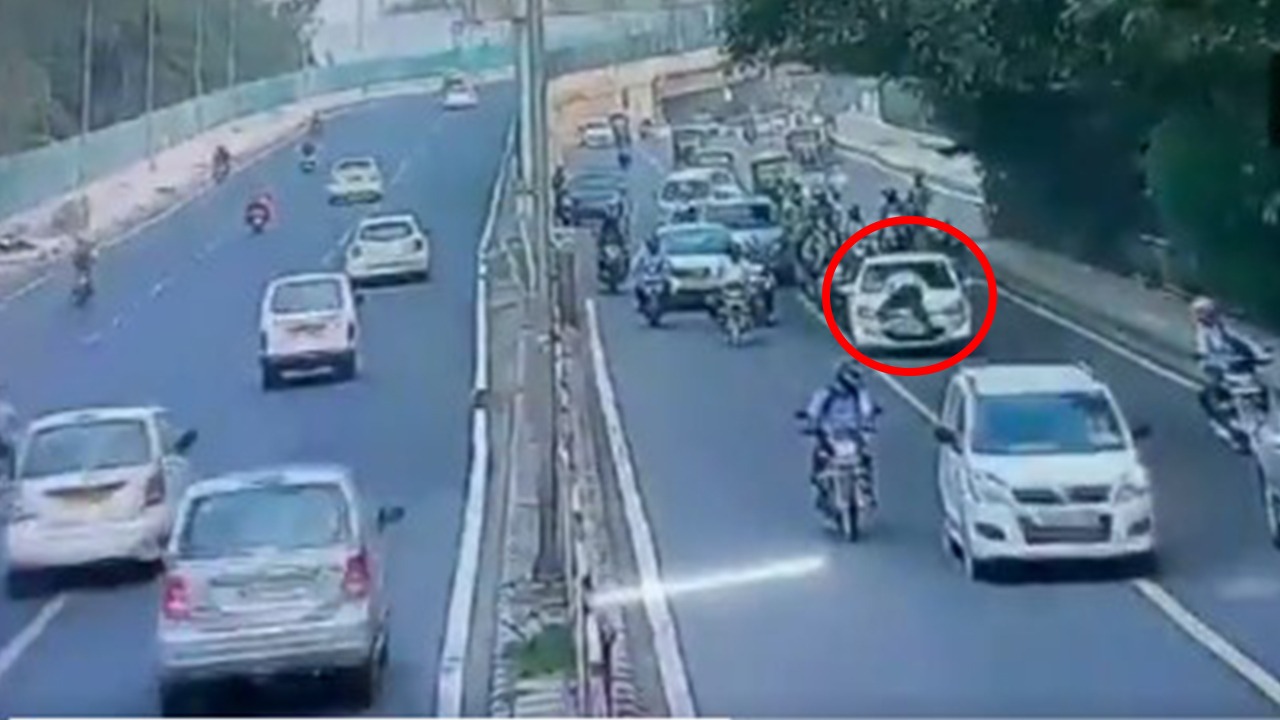 Delhi: गाड़ी का कागज मांगा तो चालक ने ट्रैफिक जवान को सड़क पर घसीटा, देखें VIDEO