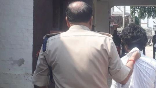 Azamgarh News: एसपी ने फरियादी को जड़े थप्पड़, वीडियो वायरल होने पर बोले- मेरी गाड़ी के सामने लेट गया था युवक