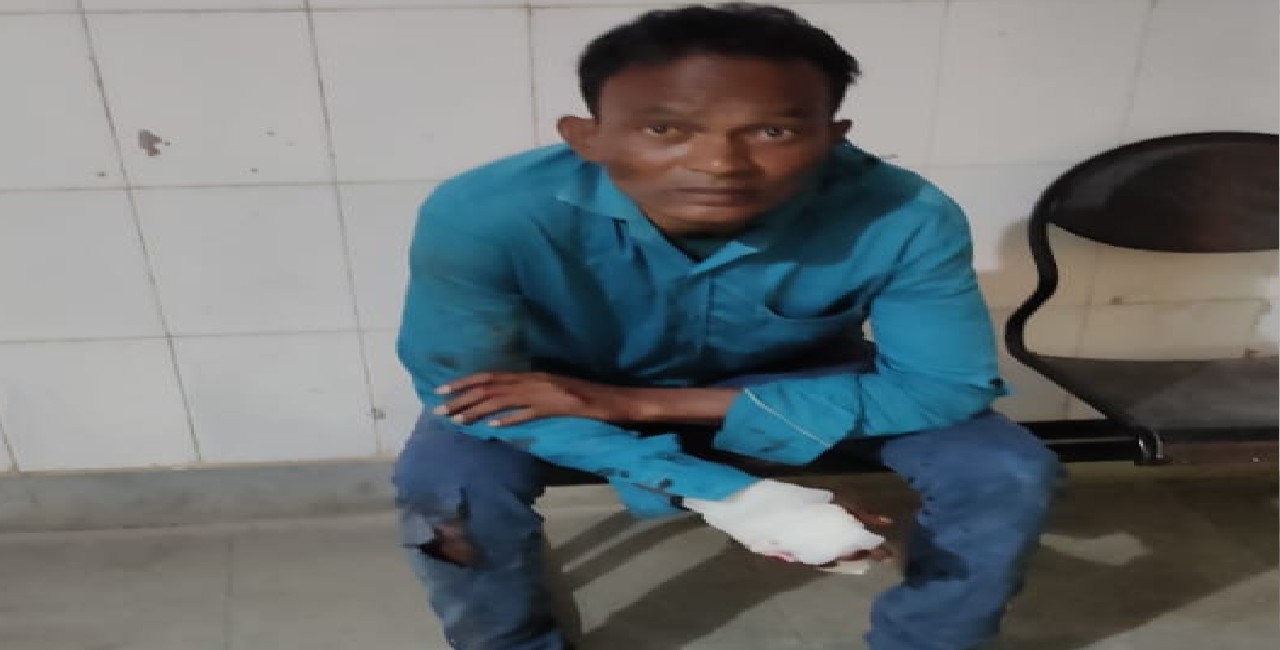 Jharkhand News : चाईबासा में अज्ञात वाहन की चपेट में आने से 1 व्यक्ति की मौत, एक घायल