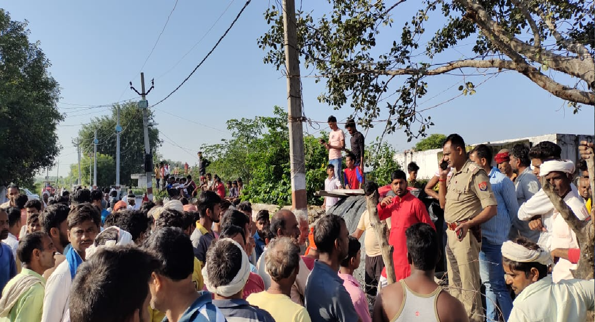 Agra Breaking : स्कूली बच्चों से भरी बस तालाब के किनारे पलटी, बड़ा हादसा होने से बचा