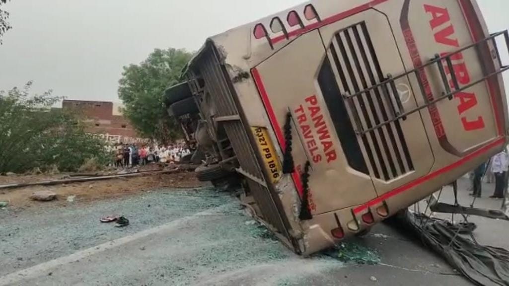 Agra News: जयपुर से बिहार जा रही स्लीपर कोच बस पलटी, 2 यात्रियों की मौत, कई घायल