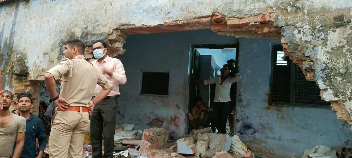 Agra News: आगरा में तेज आंधी-बरसात से जनजीवन अस्त-व्यस्त, पेट्रोल पंप का छज्जा गिरने से बच्चे की मौत