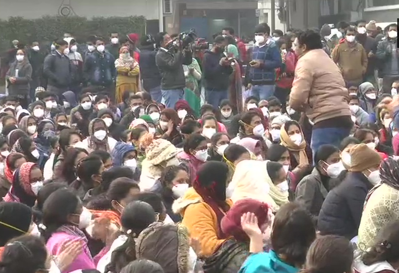 AIIMS Nurse Strike: कोरोना महामारी के बीच अनिश्चितकालीन हड़ताल पर गईं AIIMS की नर्स, बढ़ेगी मरीजों की परेशानी