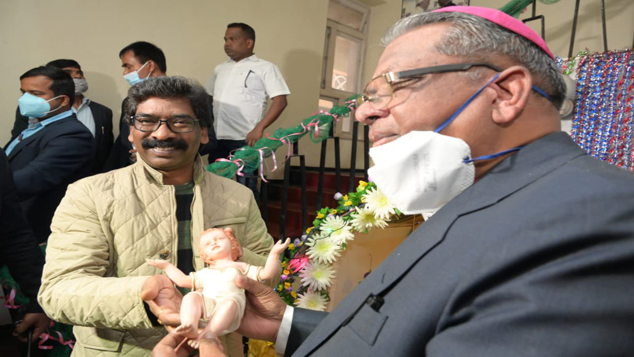 Christmas 2021: CM हेमंत सोरेन ने आर्चबिशप फेलिक्स टोप्पो से की मुलाकात, राज्य के लोगों को दी क्रिसमस की बधाई