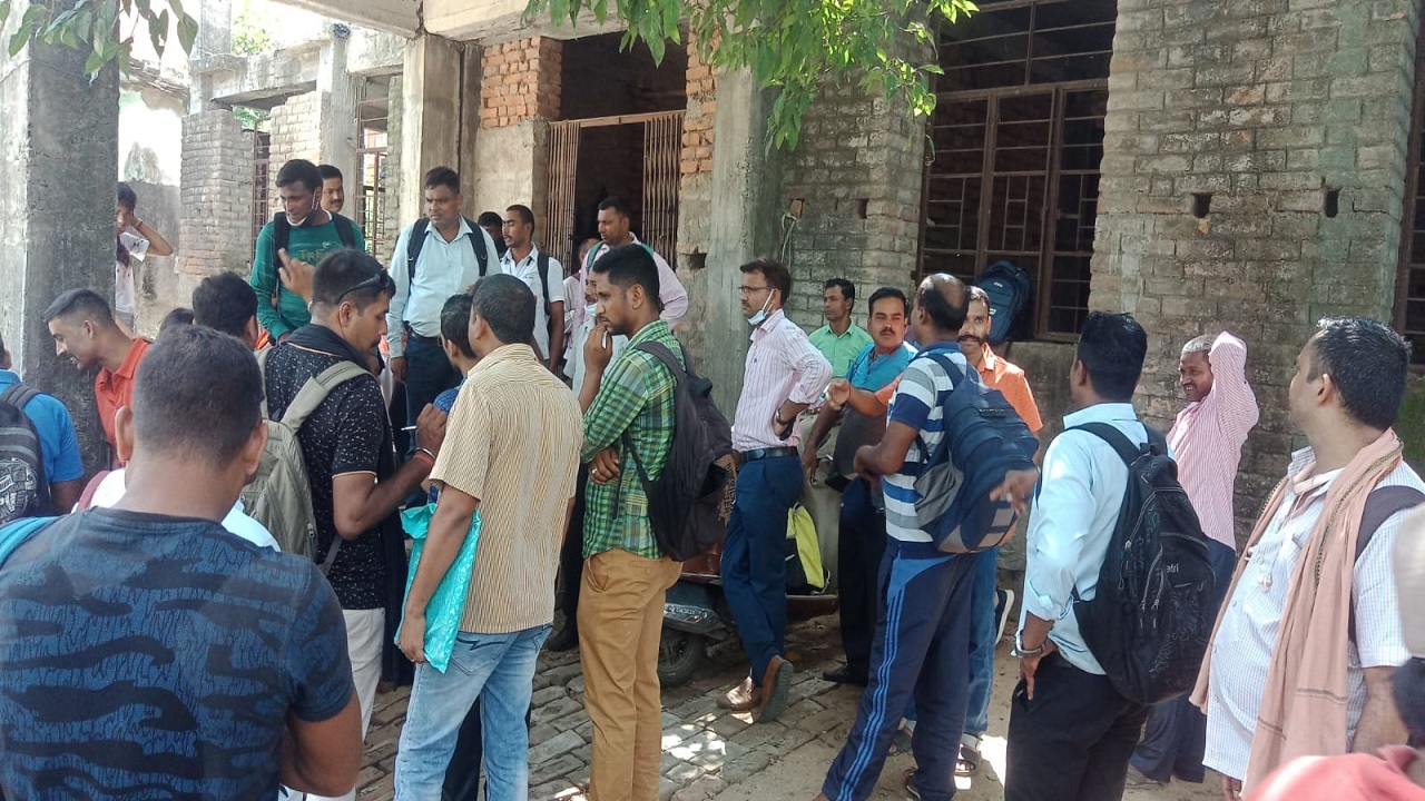 भागलपुर में सेवानिवृत्त सैनिक हुए उग्र, SBI में बहाली के लिए भेजी गयी सूची नहीं दिखाने पर किया हंगामा