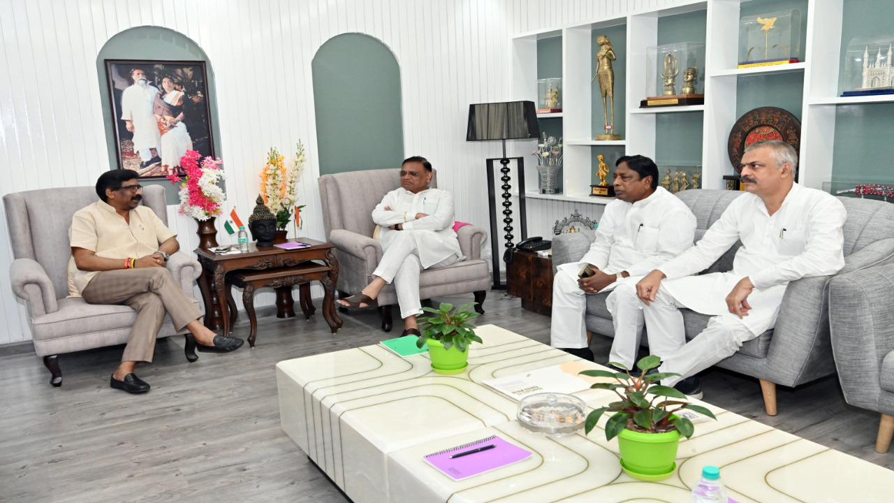 CM हेमंत से कांग्रेस प्रभारी अविनाश पांडेय ने की मुलाकात, राज्यसभा चुनाव समेत अन्य मुद्दों पर हुई चर्चा