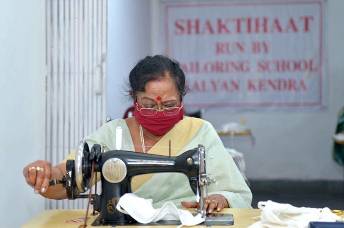 देश की पहली महिला नागरिक सविता कोविंद ने बनाया फेस मास्क, साथ मिलकर कोरोना से लड़ने का दिया संदेश