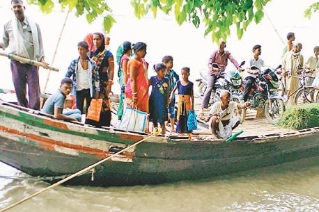यूपी में बाढ़ से बिगड़े हालात, अपने ही शहर में शरणार्थी बनकर इधर-उधर भटक रहे हजारों लोग