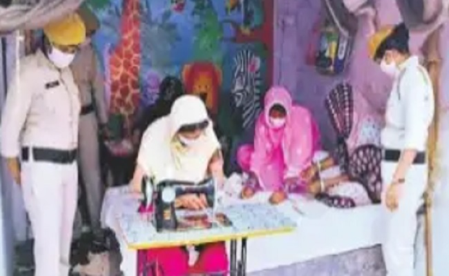 कोरोना से जंग: जेल में महिला बंदियों की टीम तैयार कर रही मास्क