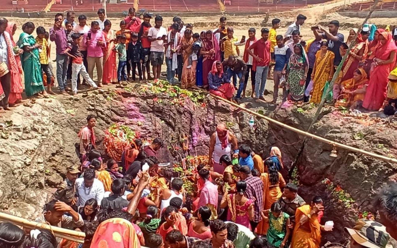 बासुकीनाथ शिवगंगा में सालों बाद दिखे पाताल महादेव, पूजा के लिए उमड़े श्रद्धालु, रोचक है इतिहास