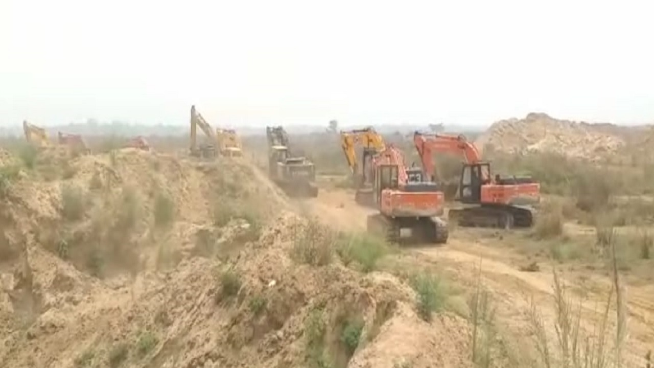 Patna News: बिहटा में STF और बालू माफिया के बीच मुठभेड़, 12 जेसीबी के साथ 32 अपराधी दबोचे गये