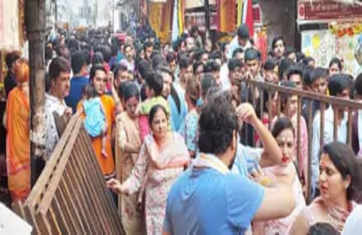 Banke Bihari Temple: बैरिकेडिंग में घुसा गोवंश, श्रद्धालुओं में मची अफरा-तफरी, रेलिंग कूदकर बचाई जान