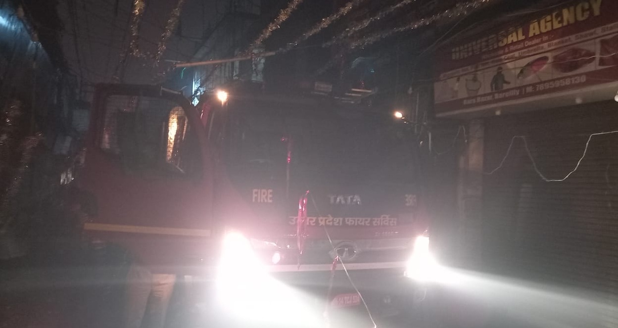 Bareilly News: बरेली में 40 लाख की सिगरेट-गुटखा जलकर राख, श्री बालाजी ट्रेडर्स की ऑफिस-दुकान में लगी भीषण आग