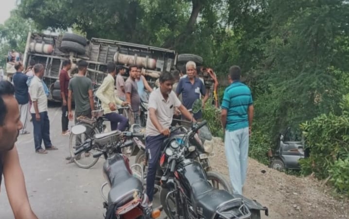 Pilibhit News: पीलीभीत में भीषण सड़क हादसा, डीसीएम-कार की टक्कर में मीट कारोबारी और ड्राइवर की मौत