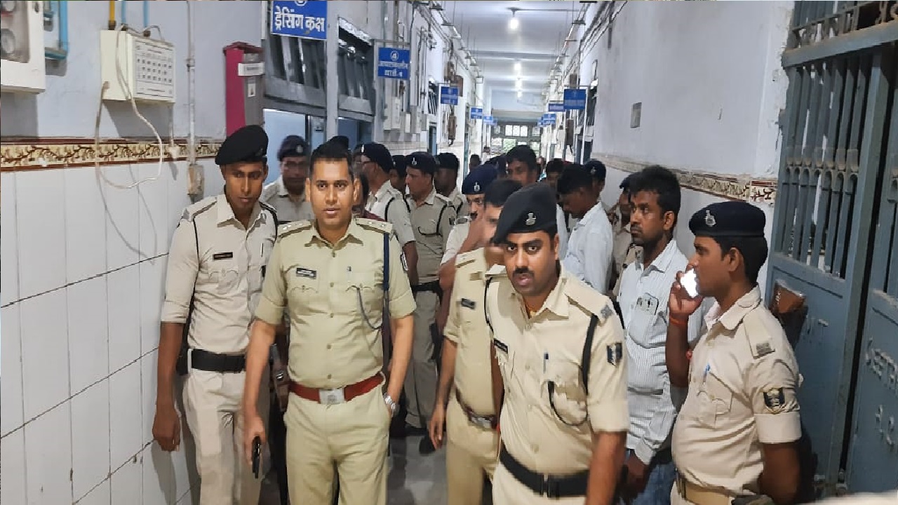 Bihar News: छपरा में सदर SDO के बॉडीगार्ड ने की आत्महत्या, खुद को गोली मारकर दे दी जान