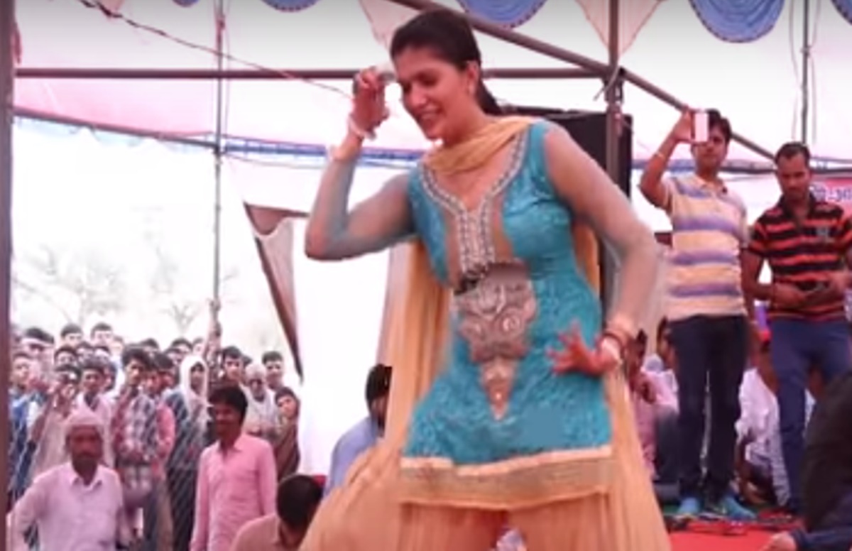 जबर भरोटा गाने पर Sapna Choudhary कर रही थी डांस, तभी दर्शकों ने कर डाली पैसों की बारिश, VIDEO