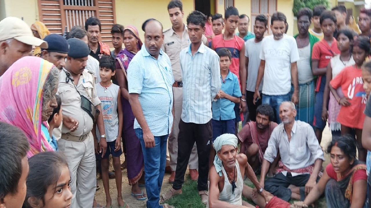 Bihar: सेप्टिक टैंक की शटरिंग दो लोगों की दम घुटने से मौत, शव को ट्रैक्टर पर लादकर ले गयी पुलिस
