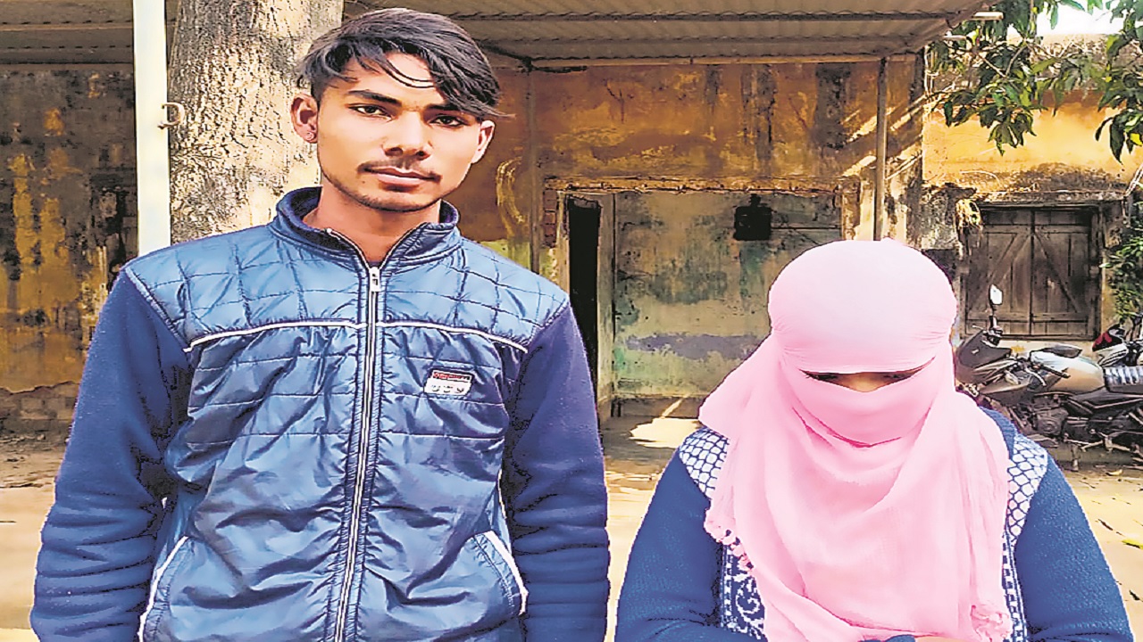 Bihar: इंंटर परीक्षा सेंटर से भागकर थाना पहुंची युवती, कहा- सर, मेरी शादी करवा दीजिए, जानें
पूरा मामला..