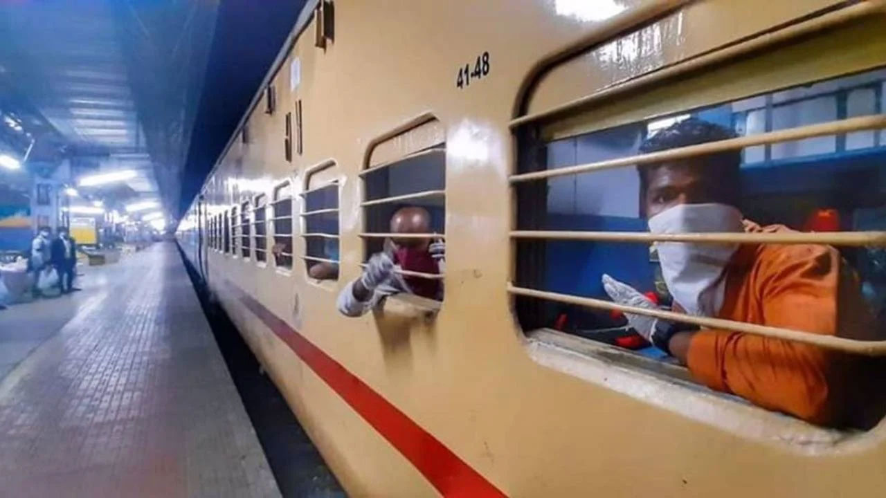 Indian Railway: ITI परीक्षा देकर लौट रहे छात्रों का ट्रेनों पर कब्जा, यात्रियों को सीट से उठाया, देखें Video