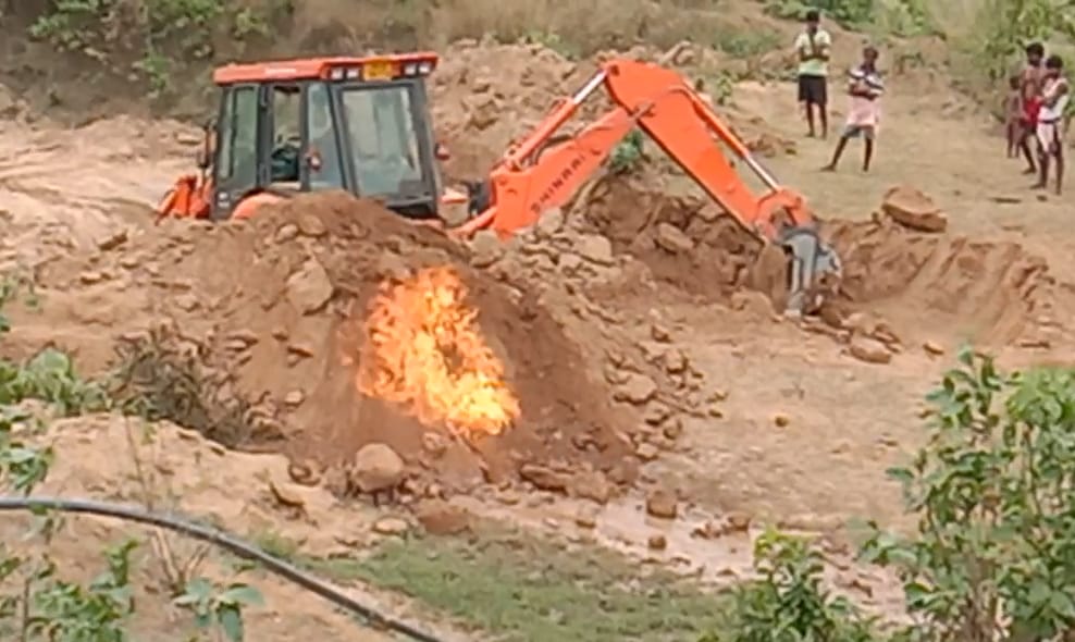 झारखंड के बोकारो में जमीन से अचानक निकलने लगीं आग की लपटें और उबलने लगा पानी, पढ़िए फिर क्या हुआ…