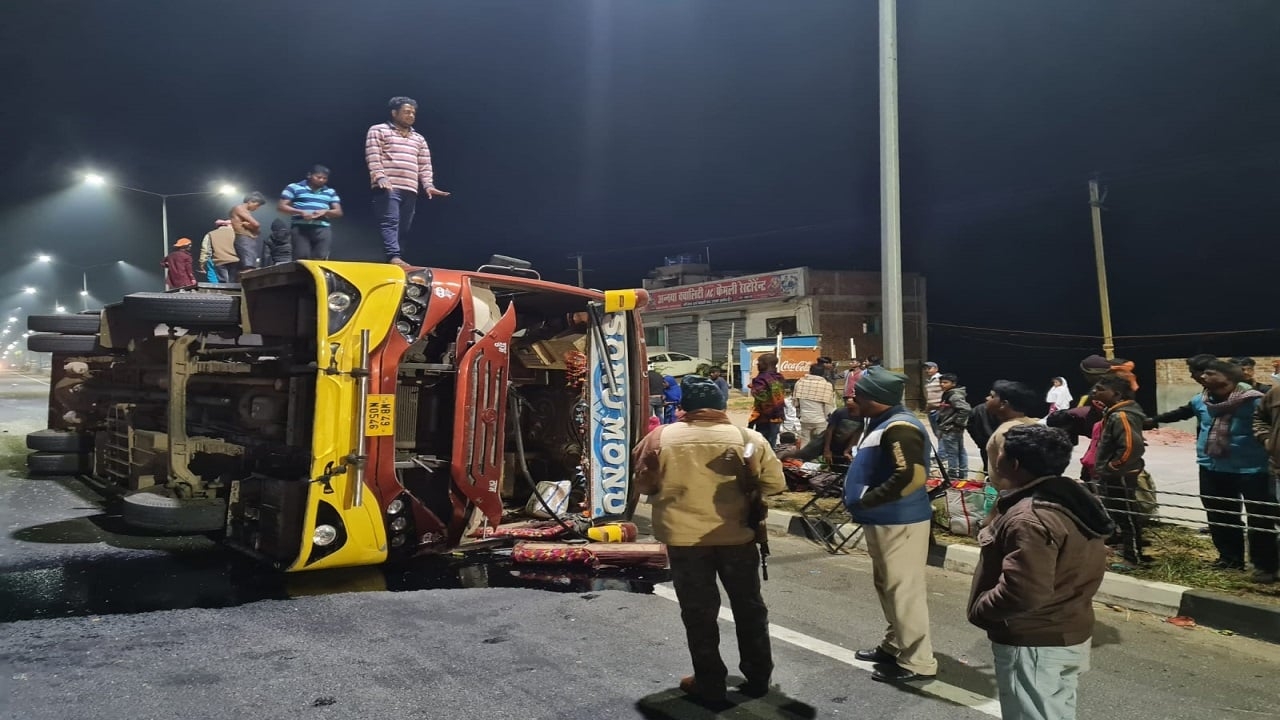 Jharkhand News: भीषण सड़क हादसे में करीब 25 मजदूर घायल, बिहार से पश्चिम बंगाल जा रही बस पलटने से मचा कोहराम