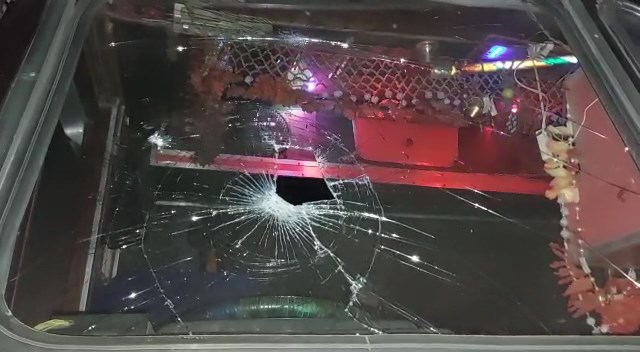 जमुई के बल्लोपुर घाट पर लोगों ने 25 ट्रकों के शीशे तोड़े, पुलिस पर लगाया महिलाओं से दुर्व्यवहार करने का आरोप