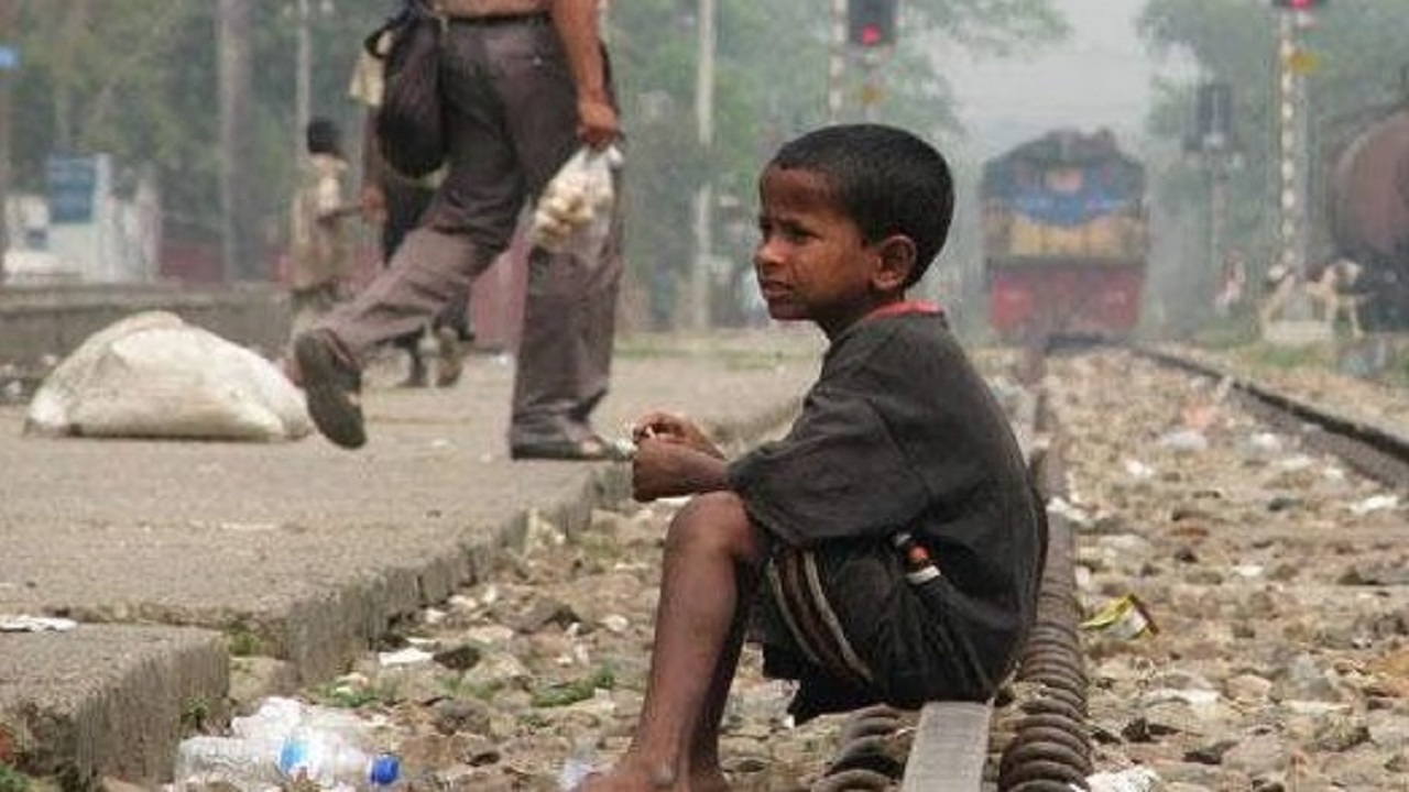 बिहार: रेलवे स्टेशन पर भटकने वाले वाले गरीब बच्चों का संवरेगा भविष्य, प्लेटफॉर्म पर लगेगी पाठशाला, जानें डिटेल
