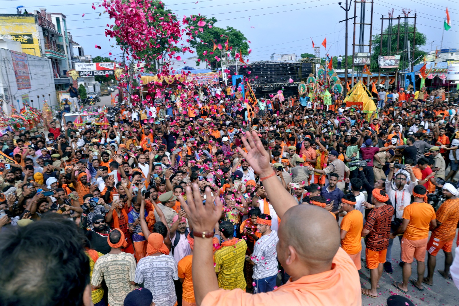 सीएम योगी ने कांवड़ियों पर की पुष्प वर्षा, मेरठ-दिल्ली हाइवे पर शिवभक्तों ने किया हर हर महादेव का उद्घोष