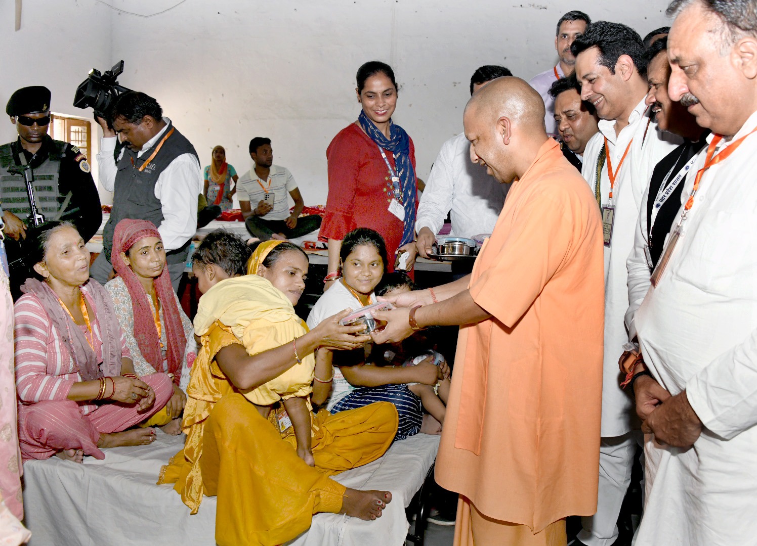UP News: बाढ़ पीड़ितों के बीच ग्राउंड जीरो पर पहुंचे सीएम योगी, हवाई और जमीनी सर्वेक्षण भी किया