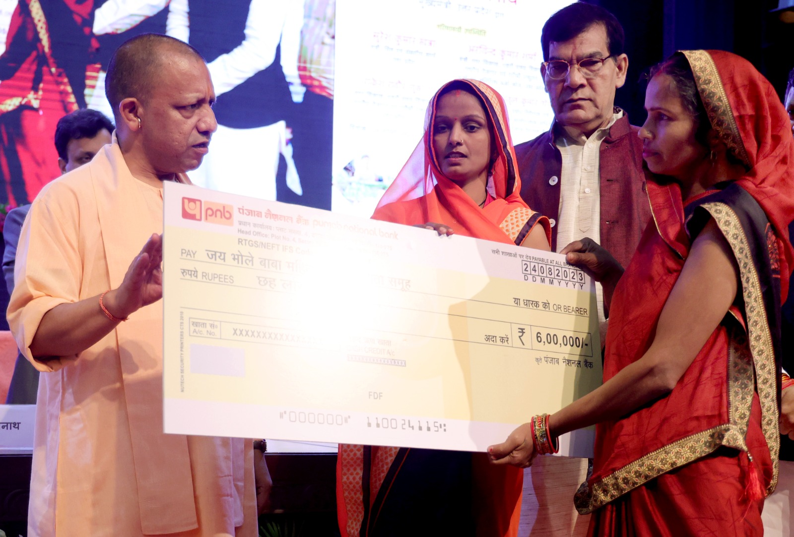 UP News: सीएम योगी ने पीएम स्वनिधि योजना के लाभार्थियों की धनराशि जारी की, सरकार ने दिया पांच लाख बीमा का लाभ