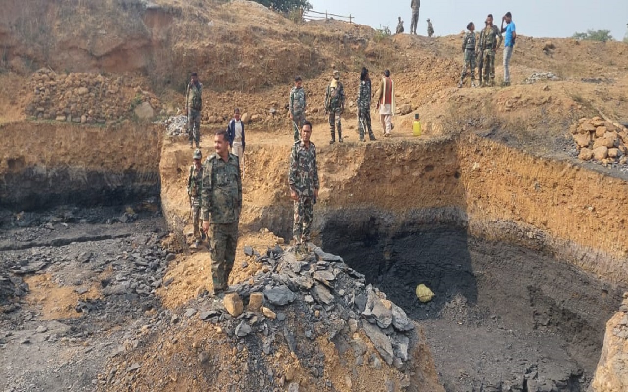 झारखंड: अवैध कोयला खदान ध्वस्त करने पहुंची टास्क फोर्स की टीम पर पथराव, गाड़ियों के शीशे फूटे, बैरंग लौटे अफसर