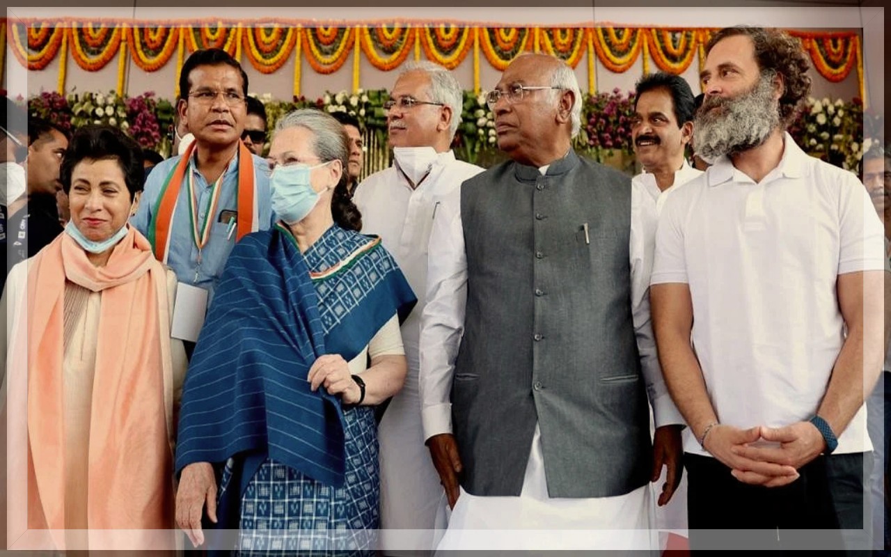 Congress: अधिवेशन से मौलाना आजाद की तस्वीर गायब होने पर बढ़ा विवाद, पार्टी ने मांगी माफी