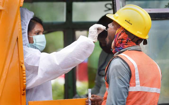 Coronavirus in India: 24 घंटे में सामने आये 54,044 नये मामले, वहीं संक्रमण से स्वस्थ हुए 61,775 संक्रमित