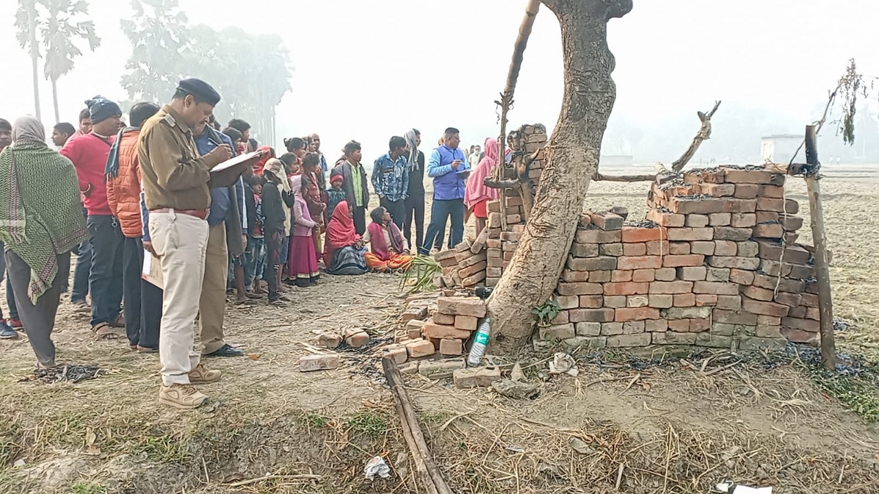 Bhagalpur Crime: सुल्तानगंज में खेत में जली अवस्था में मिली युवक की लाश, दोस्त पर लगा हत्या का आरोप