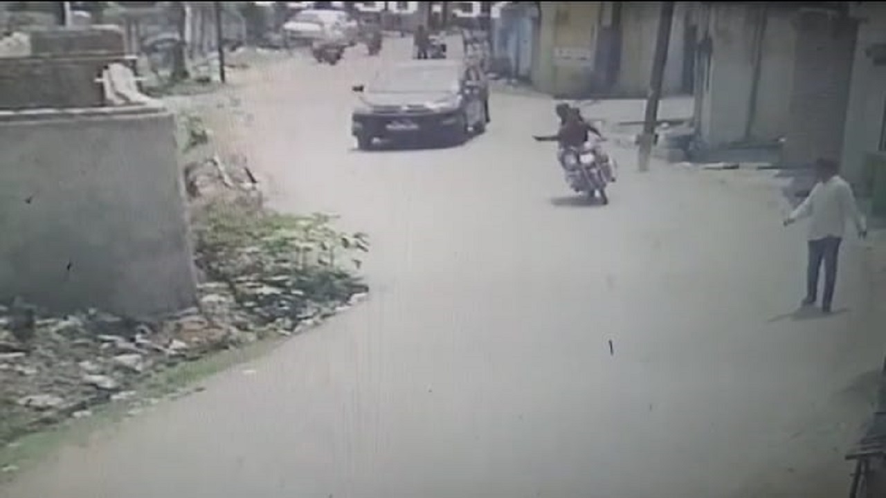 Jharkhand Crime News: सम्राट बस के मालिक राजू खान पर अपराधियों ने चलाई गोली, बाल-बाल बचे