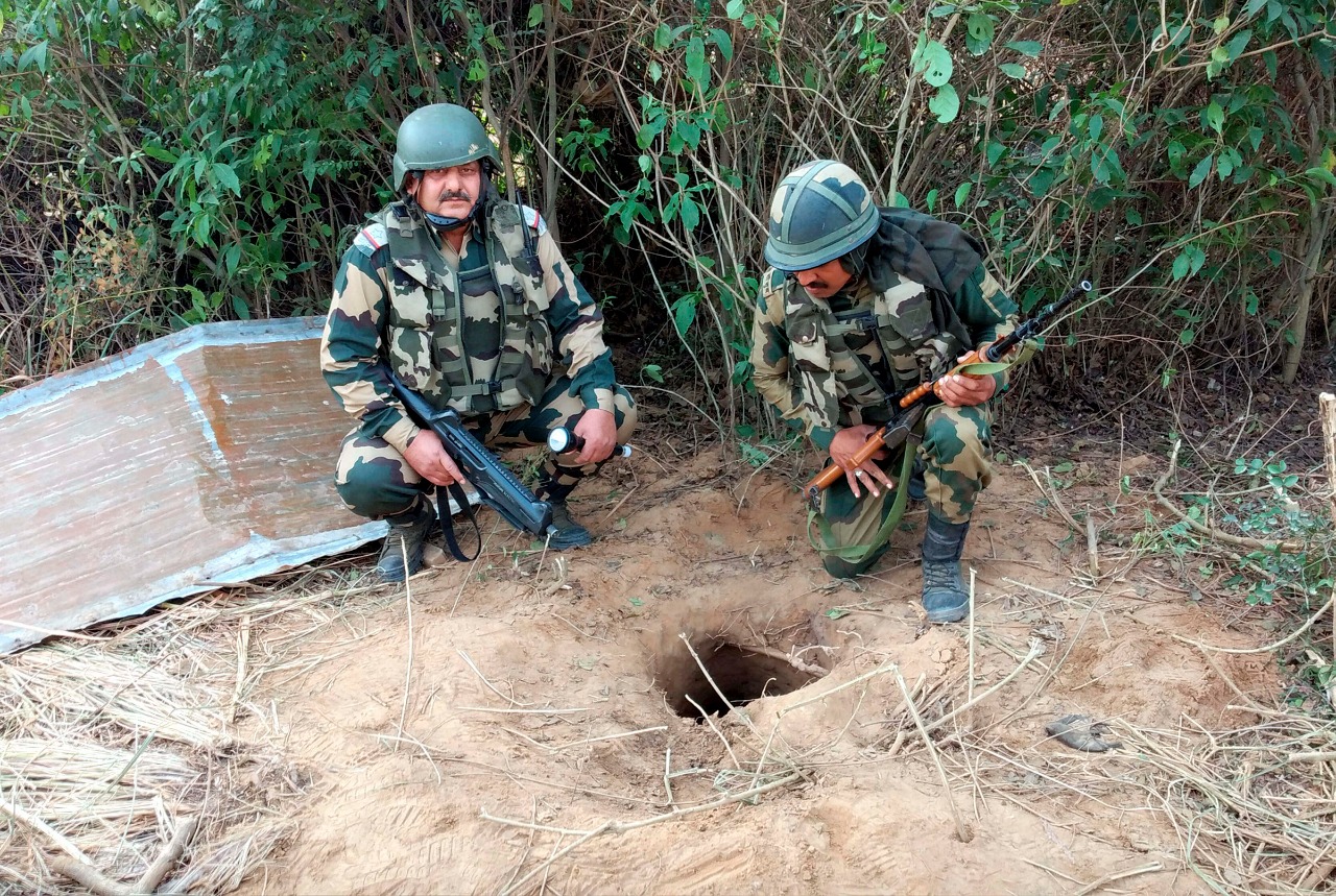 सुरंग के अंदर रेंगकर 150 फीट अंदर घुसा BSF का जवान, तो मिले पाक के खिलाफ सबूत